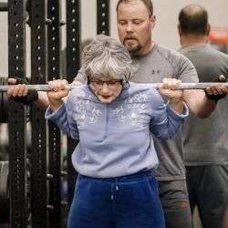 alte dame am schuften im fitness