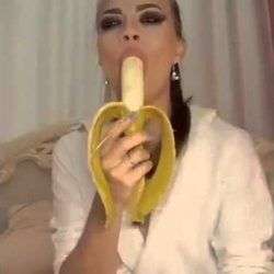 Blonde Amateurin lutscht Banane